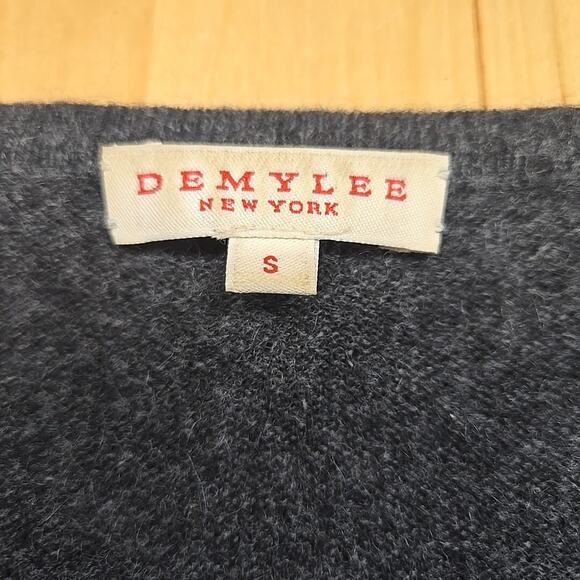 Demylee New York Sweater Womans Size Small 100% Cashmere Gray Pocket V Neck - Picture 7 of 9